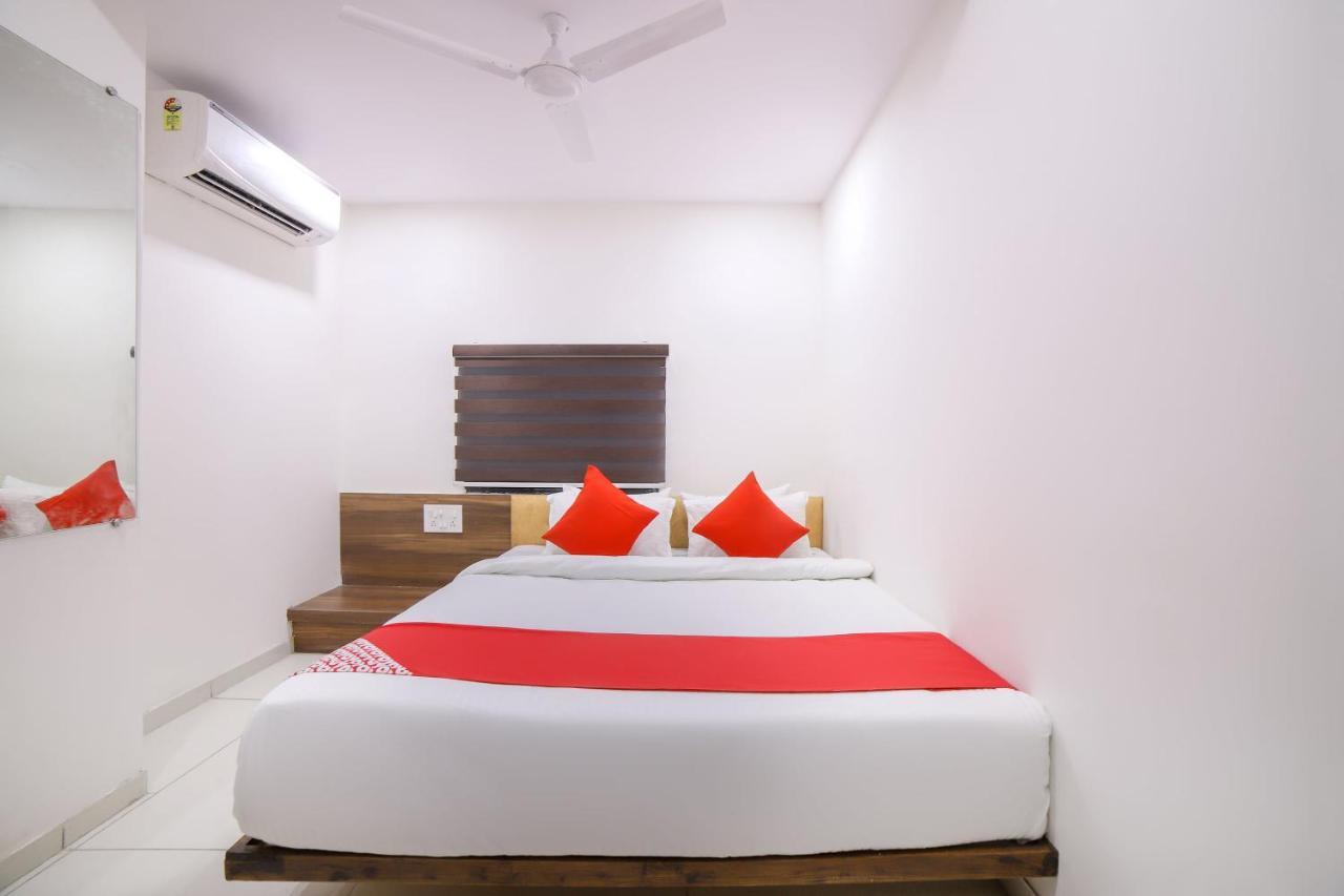 Oyo Flagship 47564 Hotel Gallops Sarkhej Exterior photo